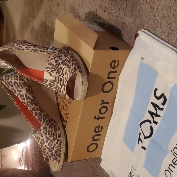 TOMS. Only worn a few times - Picture 2 of 4